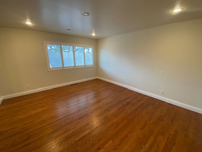 Building Photo - 1122 Miles Ave