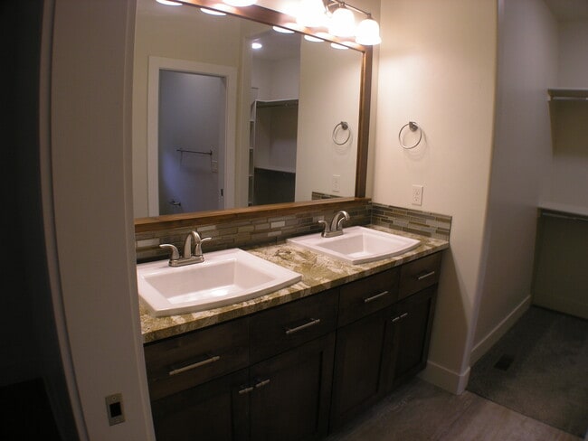 Building Photo - 2355 E Hidden Crk St