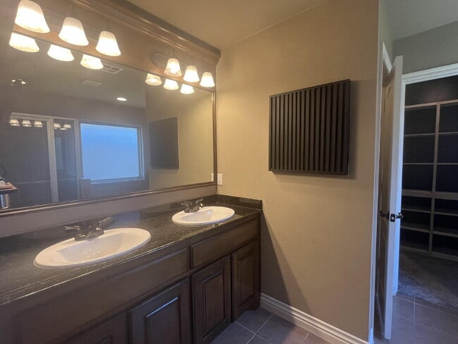 Building Photo - Charming 4-Bed, 2-Bath Home in Yukon - Gated Community in Mustang Public School District!