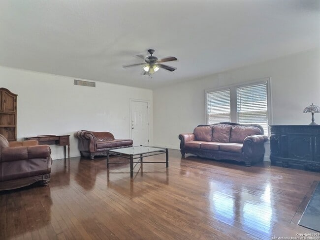 Building Photo - 119 E Ridgewood Ct