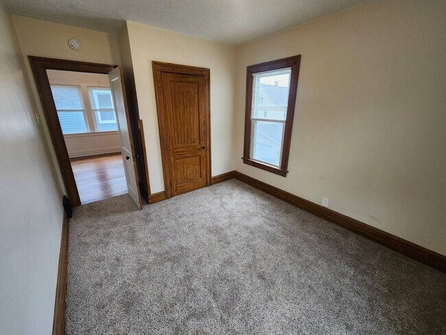 Building Photo - 2033 Robin St