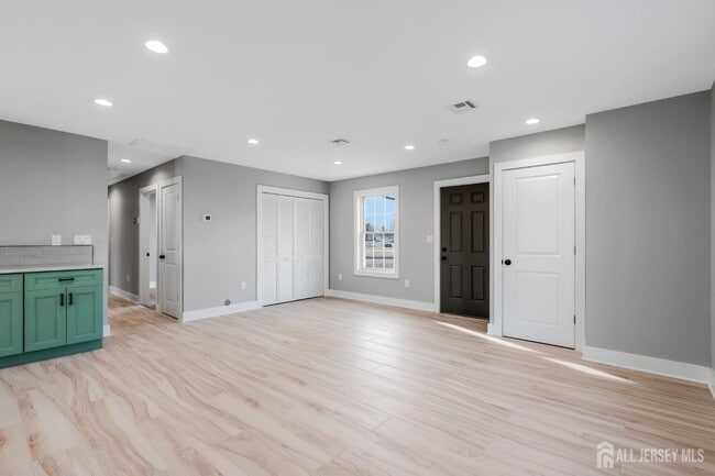 Building Photo - 20 Louis Ave