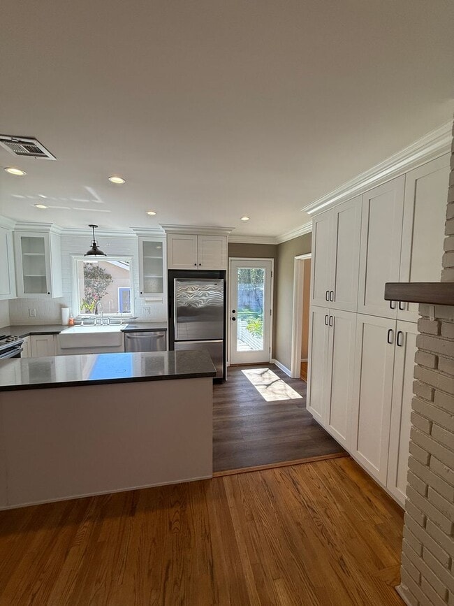 Building Photo - Beautiful, Ranch-Style, 4 Bedroom, 2 Bathroom Northridge Home Available For 1 Year Lease