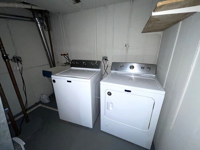 Building Photo - 311 E Forest Knoll Dr