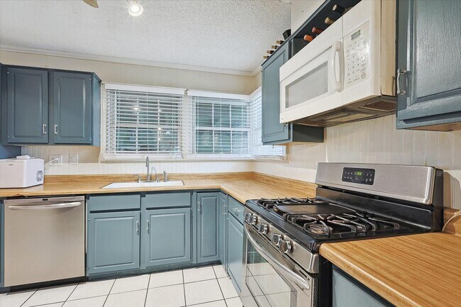 Building Photo - Amazing Historic 1940's Home in Original C...