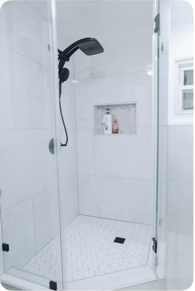 Building Photo - Furnished Home in HB