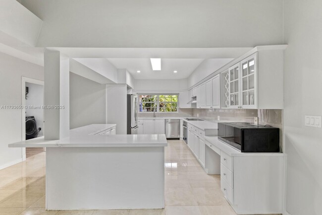 Building Photo - 80 Shore Dr W