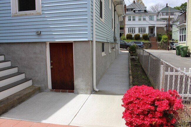 Building Photo - 139 Langdon Ave