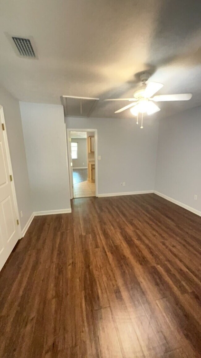 Building Photo - Spacious 1 BR 1 BA Available in July!