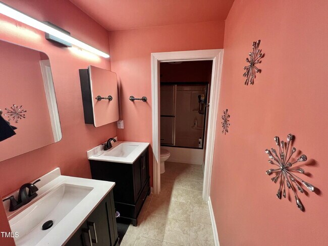 Building Photo - Unique opportunity -- with POOL!