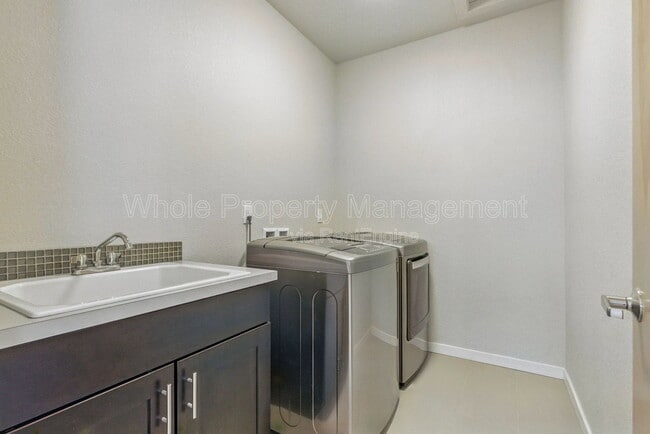 Building Photo - 1821 Blue Star Ln