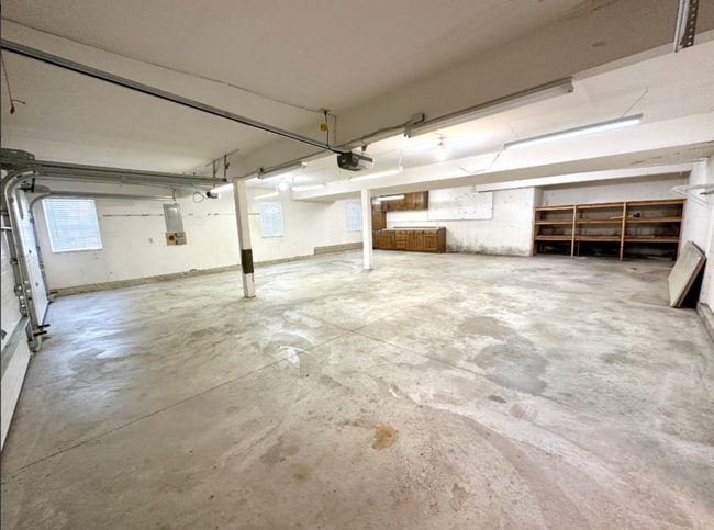 Building Photo - 1114 S Charlemagne Dr