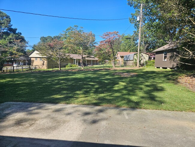 Building Photo - 3 Bedroom, 2 Bath brick home.