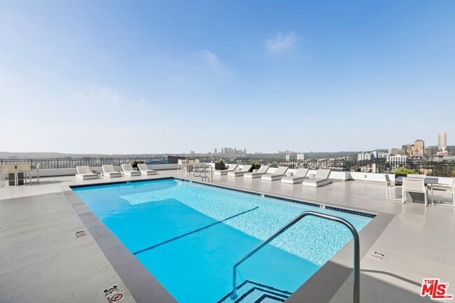 Building Photo - 1100 Alta Loma Rd