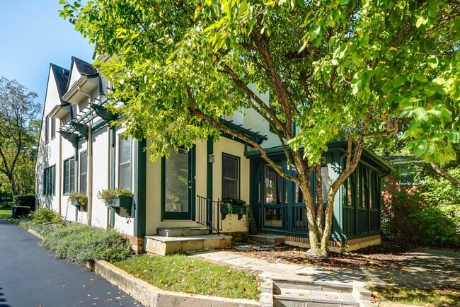 Building Photo - 662 Greenview Pl