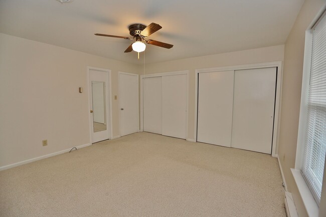 Building Photo - Waterfront Ranch Home - Excellent School Z...