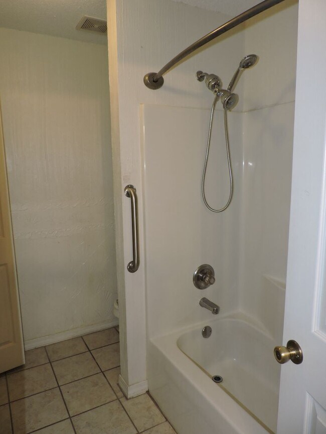 Building Photo - Great townhome in Northeast Pensacola!