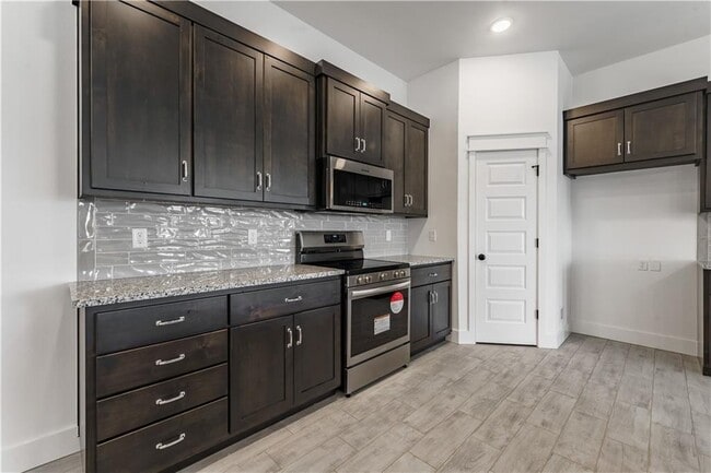 Building Photo - 800 Lewis St