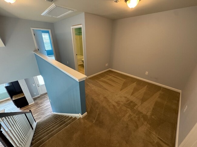 Building Photo - Bright & Spacious End Unit in Thompson Ridge