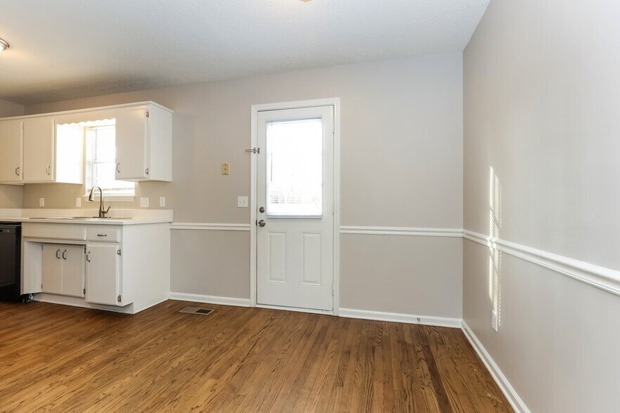 Building Photo - 141 Nelson Dr