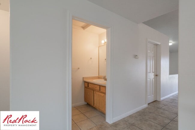 Building Photo - Spacious 3 Bedroom Townhome in Central St....