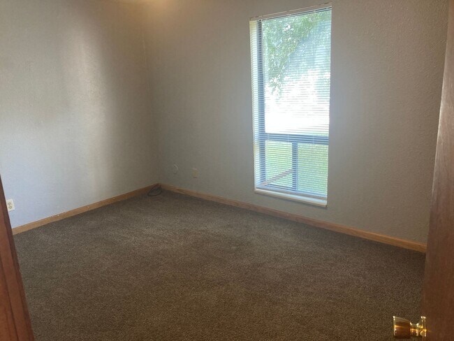 Building Photo - 2 Bed 1 Bath Located behind Hy-Vee in Osag...