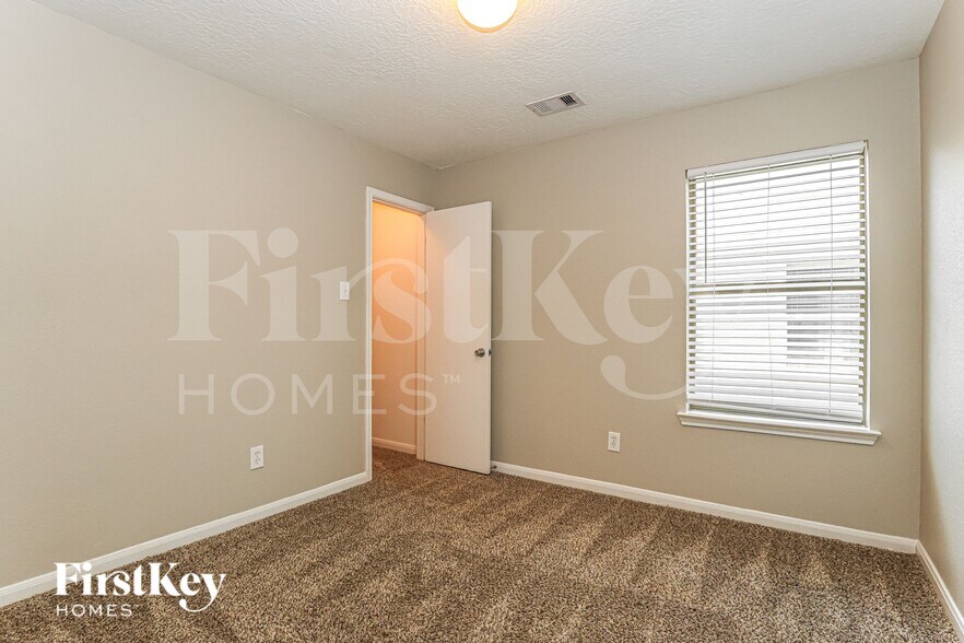Building Photo - 3043 Legends York Dr