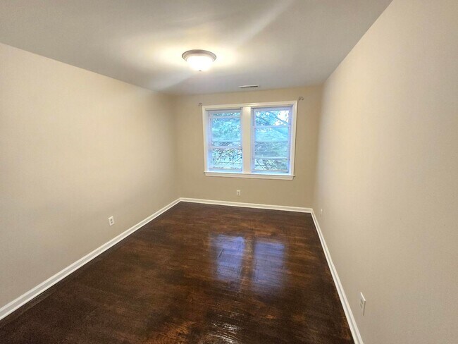 Building Photo - Beautiful 4 Bedroom 2 Bathroom East Baltimore Town Home