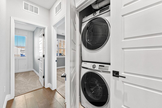 Building Photo - No Stairs! Main Level 2 Bed 2 Bath Condo n...