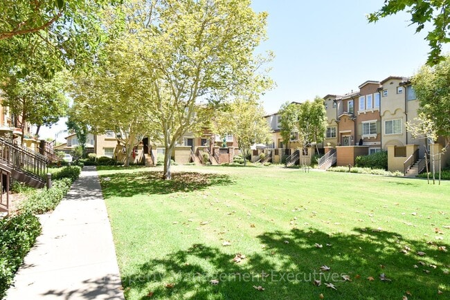 Building Photo - Beautiful 4 Bed, 3.5 Bath Townhouse