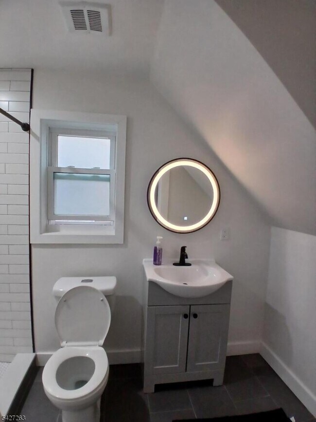 Building Photo - 17 Thomas St