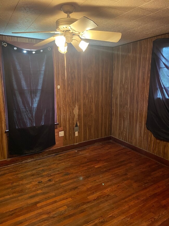 Building Photo - 2348 Iroquois St