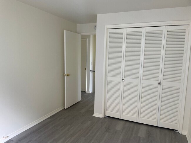 Building Photo - Spacious Admirals Cove Home with Recent Up...