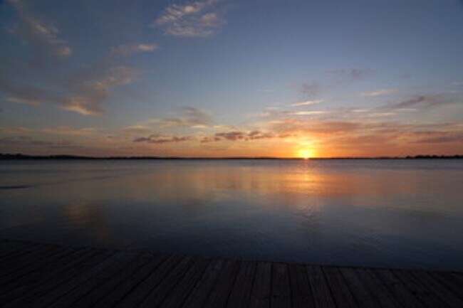 Building Photo - Beautiful Updated Home in Lake Access Community to the Chain of Lakes