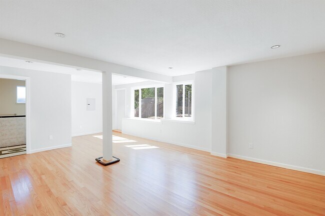 Building Photo - 2280 Rollingwood Dr