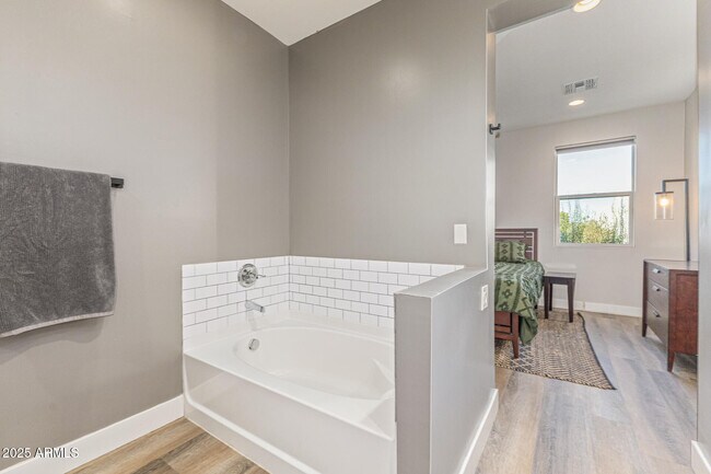 Building Photo - 2315 E Pinchot Ave