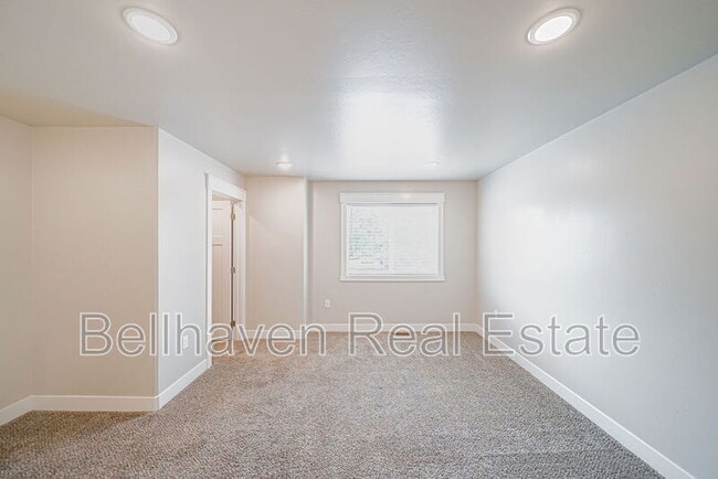 Building Photo - 380 S 3rd W