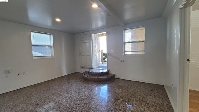 Building Photo - 540 Palace Ct