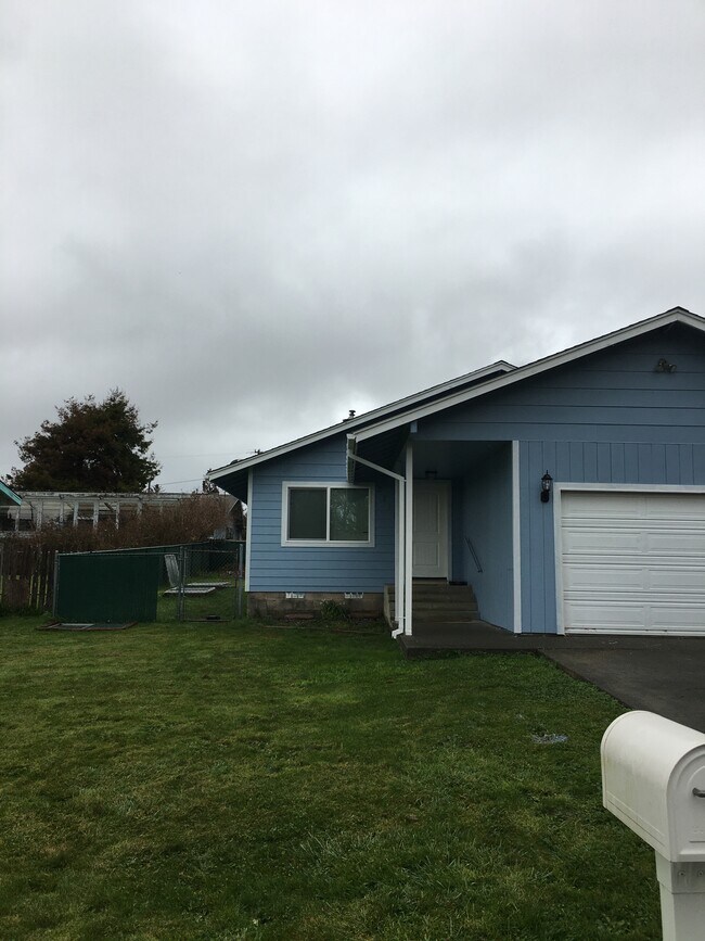 Attached garage - 2710 Oliver Ave