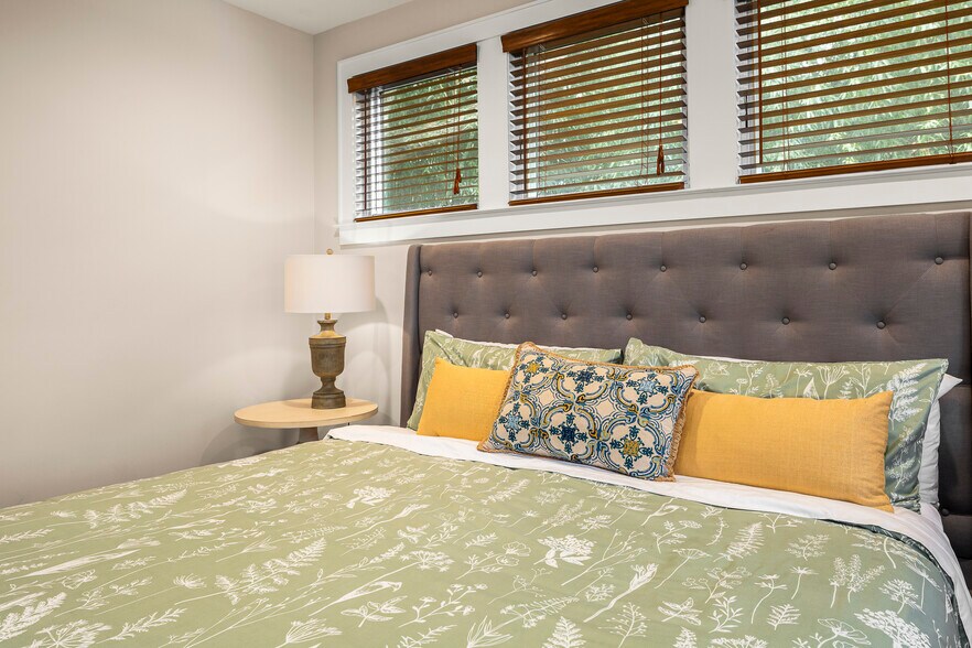 Building Photo - 279 E Chestnut St