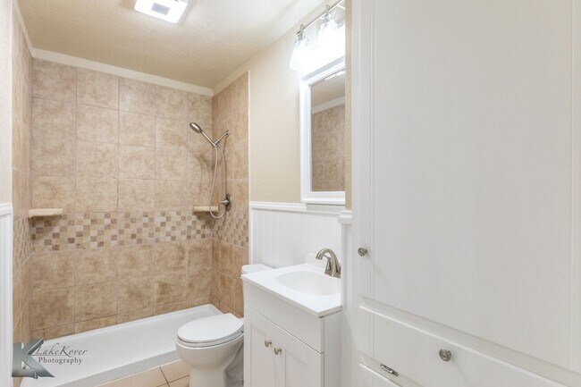 Building Photo - 3 bed, 1.5 bath, XL living room, XL garage...