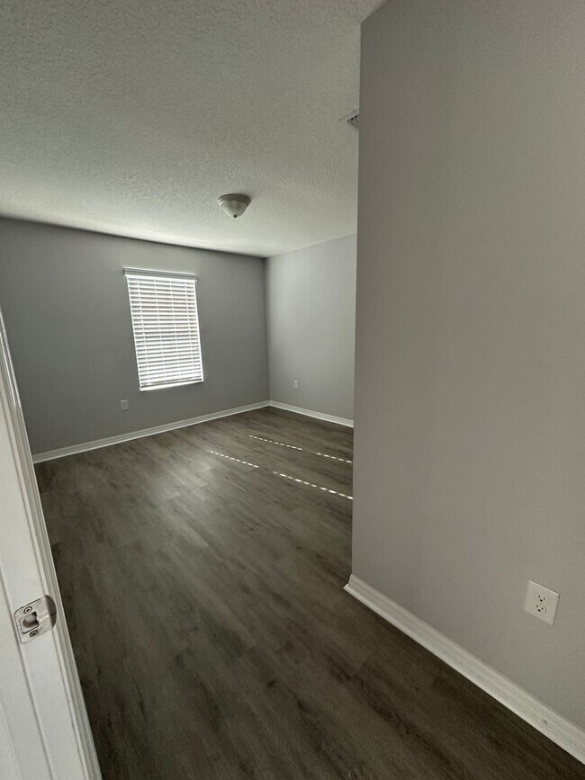 Building Photo - 4-Bedroom, 2.5-Bathroom in Saint Cloud