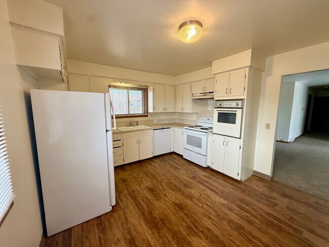 Building Photo - $1,000 off first months rent! Quick Move In! 3 bedroom, 1.5 Bath Home with attached garage in Lov...