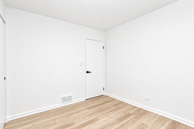 Building Photo - 7777 Ramsgate Cir S