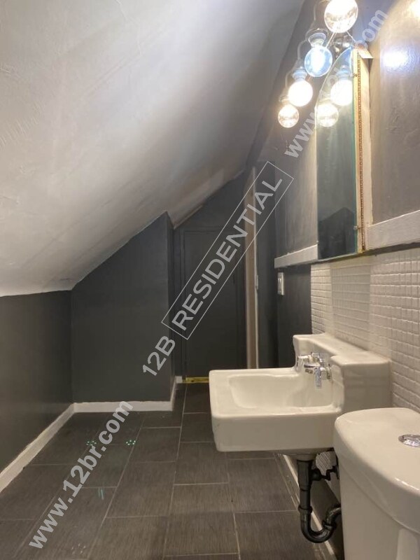 Building Photo - 2-Bedroom 3rd Story Unit in Toledo's Histo...