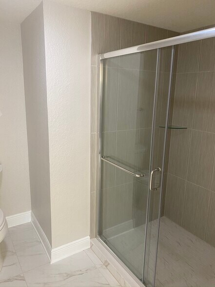 Master Shower - 23660 Walden Center Dr