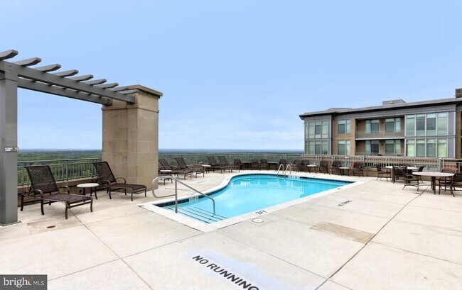 Building Photo - 8220 Crestwood Heights Dr