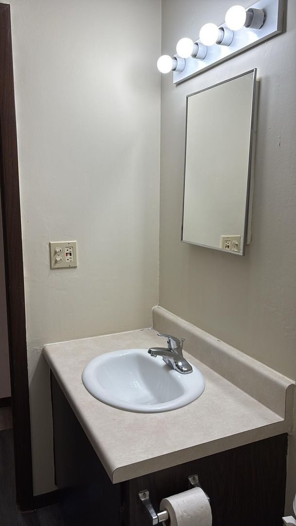 Building Photo - Fully Renovated 1/1 Available for Immediat...