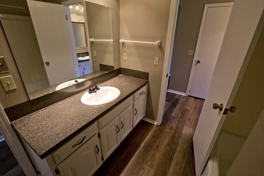 Building Photo - 4017 Sheridan Rd