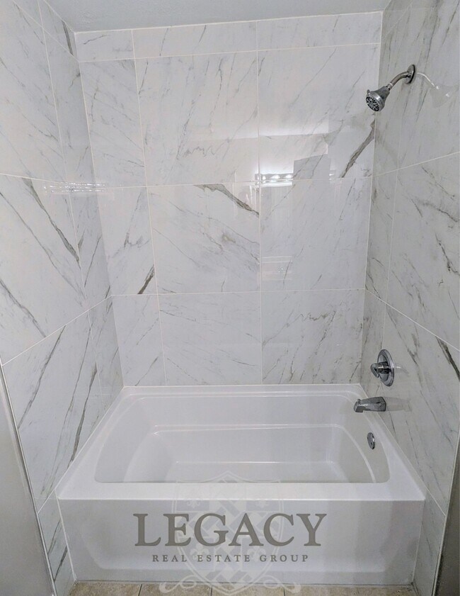 Building Photo - 221 Benefield Dr